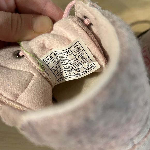 Toddler Girl Pink Suede UGG Boots Fall-Winter size 6 - Picture 9 of 9
